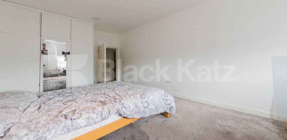 Fantastic spacious three bed mins to tube and shops  Hillmarton Road, Caledonian Road